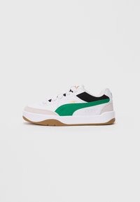 Puma joggesko med hvit overdel og grønne og svarte detaljer, gummisåle og strukturert overflate. Snøring med logo-detall.