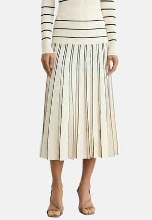 Kreemjas midi seelik vertikaalsete mustade triipudega, kombineeritud sobiva triibulise pika varrukaga topi ning beežide avatud varbaga kontsadega.