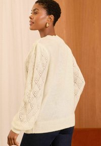 Love & Roses REGULAR FIT - POINTELLE RUFFFLE SLEEVE  - Džemperis - ivory white