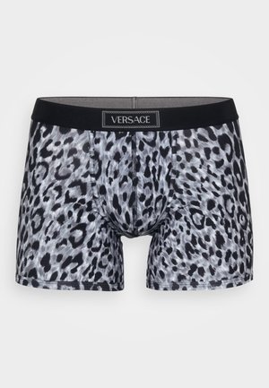 Caleçons boxers pour hommes avec motif léopard noir et gris, ceinture noire avec patch logo "Versace" au centre devant.