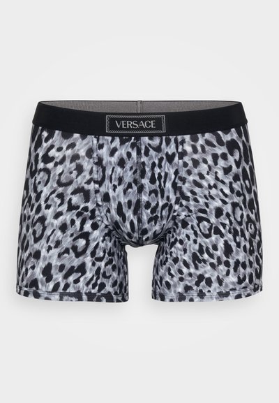 Boxeri pentru bărbați cu imprimeu leopard în nuanțe de negru și gri, talie neagră cu patch logo "Versace" amplasat în față, la centru.