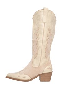 Bota de vaquero color caramelo con punta afilada y tacón apilado. Presenta material de ante, recortes decorativos en forma de hoja y un acabado suave.