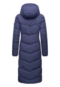 Navyblauwe gewatteerde lange jas met capuchon, met een chevronpatroon en ribgebreide manchet-details. Het materiaal lijkt glad met een matte afwerking.