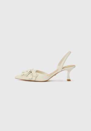Spidse slingback hæle i cremet læder med tre lagdelte blomsterelementer, en slank mellemhæl og en glat overflade.