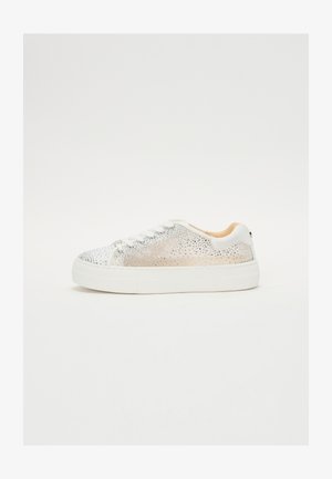 Kingad on hõbedase sädelusega pealispind, mis on kaunistatud kristallidega, valge kummist tald, paeltega mudel ning beež sisekate. Küljelt vaade.