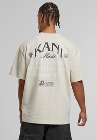 Karl Kani - MUSIC  - Marškinėliai su spaudiniu - beige Miniatiūros vaizdas 1