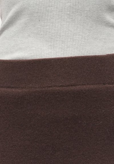 Pleteni pulover s svetlo sivo rebrasto zgornjo sekcijo in temno rjavo teksturirano spodnjo sekcijo, z urejenim, ravnim robom.