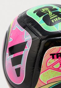 Błyszcząca czarna piłka nożna z neonowymi różowymi, zielonymi i niebieskimi geometrycznymi wzorami oraz panelem z logo FIFA World Cup.