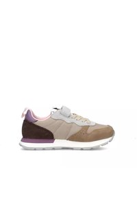 Sneaker con una combinazione di tessuto grigio chiaro, suede marrone e accenti viola. Design con lacci e suola bianca, con un morbido rivestimento rosa.