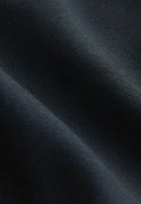 Tmavá tkanina s hladkou texturou, která má jemný vzor tkaní. Materiál vypadá lehce a mírně reflexně.
