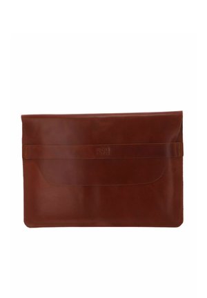 Housse d’ordinateur portable en cuir marron style enveloppe avec rabat et sangle horizontale embossée du logo « Buckle & Seam ».