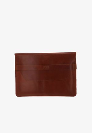 Housse d’ordinateur portable en cuir marron style enveloppe avec rabat et sangle horizontale embossée du logo « Buckle & Seam ».
