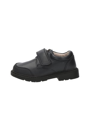 Zapato infantil de cuero negro con punta redonda, correa de velcro, cuello acolchado y suela de goma texturizada.