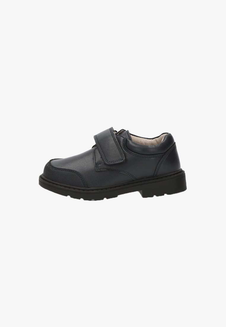 Zapato infantil de cuero negro con punta redonda, correa de velcro, cuello acolchado y suela de goma texturizada.