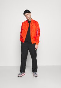 Alpha Industries Blusão aviador - atomic red