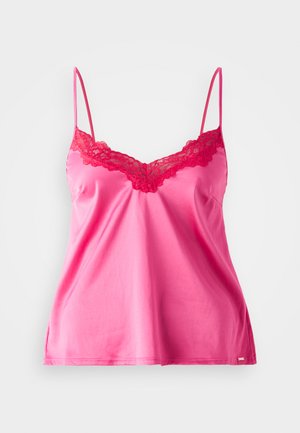 Roze cami met verstelbare bandjes, voorzien van een kantafwerking in een donkerder roze langs de halslijn en een gladde, zachte stoftextuur.