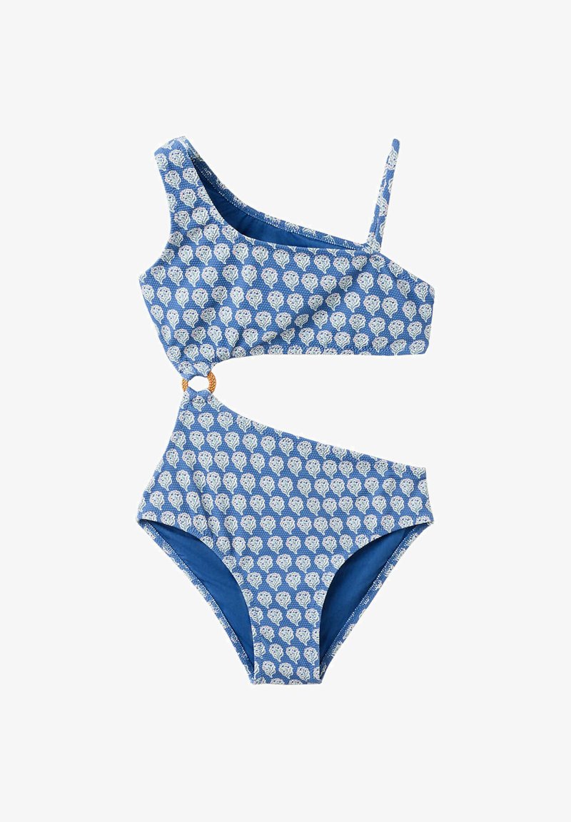 Maillot de bain une pièce bleu à motifs avec des motifs de coquillages blancs, bretelles asymétriques et une découpe latérale reliée par un petit anneau.
