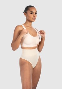 Nude seamless bralette z szerokimi ramiączkami i okrągłym dekoltem, połączona z wysokim stanem beżowymi majtkami o gładkiej fakturze.