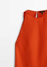 Pomarańczowy bezrękawnik wykonany z teksturowanej tkaniny, z zapięciem na plecach w kształcie łezki i luźnym kroju.