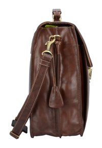 Bolso de hombro de cuero marrón con una forma estructurada, detalles en hardware dorado y una correa desmontable. Forrado con un interior de tela verde brillante.