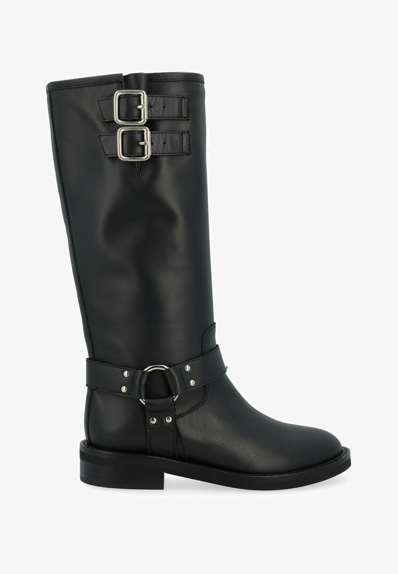 Botte noire en cuir montante avec deux boucles en métal argenté et un accent circulaire. Semelle plate et texture lisse, conçue pour la durabilité et le style.