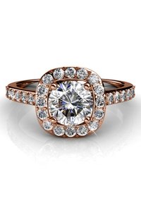 Roze gouden ring met een centraal ronde diamant omringd door kleinere diamanten in een halo-instelling, met een gepolijst bandje en decoratieve accenten.
