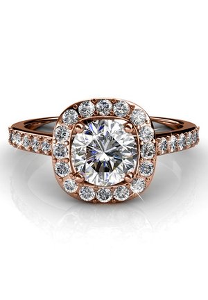 Ringu aus Roségold mit einem zentralen runden Diamanten, der von kleineren Diamanten in einer Halo-Einstellung umgeben ist, mit einem polierten Band und dekorativen Akzenten.