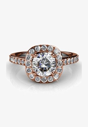 Anello in oro rosa con un diamante rotondo centrale circondato da piccoli diamanti in un'impostazione a corona, con una fascia lucida e dettagli decorativi.