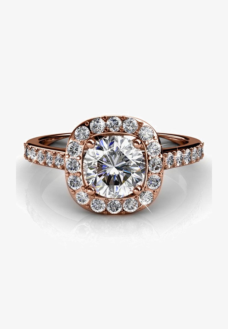 Anello in oro rosa con un diamante rotondo centrale circondato da piccoli diamanti in un'impostazione a corona, con una fascia lucida e dettagli decorativi.