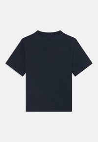 Marineblå bomulls t-skjorte med korte ermer, rund hals og en jevn tekstur. Minimalistisk design uten synlige grafikker eller accenter.