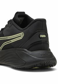 Μαύρο αθλητικό παπούτσι με υφασμάτινο επάνω μέρος με υφή, λαστιχένια σόλα και πράσινη διακοσμητική γραμμή. Διαθέτει εμφανές λογότυπο Puma και απορρόφηση κραδασμών ProFoam.