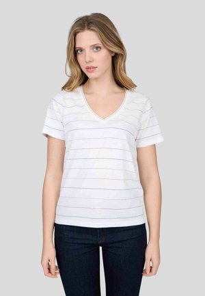 T-shirt blanc à manches courtes en V avec de fines rayures horizontales bleues et jaunes. Tissu en coton au toucher lisse, coupe décontractée.