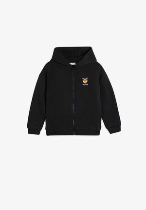 Sudadera de color negro con cremallera, hecha de una mezcla de algodón. Presenta un bolsillo frontal tipo canguro y un motivo bordado de un zorro con el texto "vida salvaje".