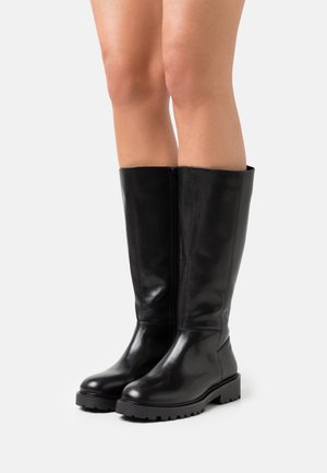 Schwarze Leder-Stiefel bis zum Knie mit runder Zehenform, stabiler Sohle, seitlichem Reißverschluss und glatter Textur. Mit einem leichten Absatz für zusätzlichen Höhe.