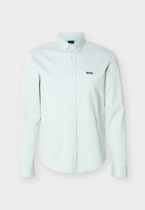 Svetlo modra srajca z dolgimi rokavi in gumbi, s spenjalnim ovratnikom ter črnim logotipom "BOSS" na levi strani prsnega koša.