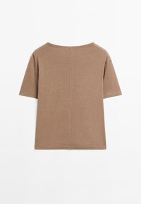 T-shirt marrone a maniche corte con una cucitura verticale centrale sul retro, esposto su uno sfondo bianco.