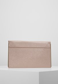 Prostokątna kopertówka w metalicznym różowym złocie. Gładka tekstura z delikatnym połyskiem, posiadająca prostą klapę i czyste linie.