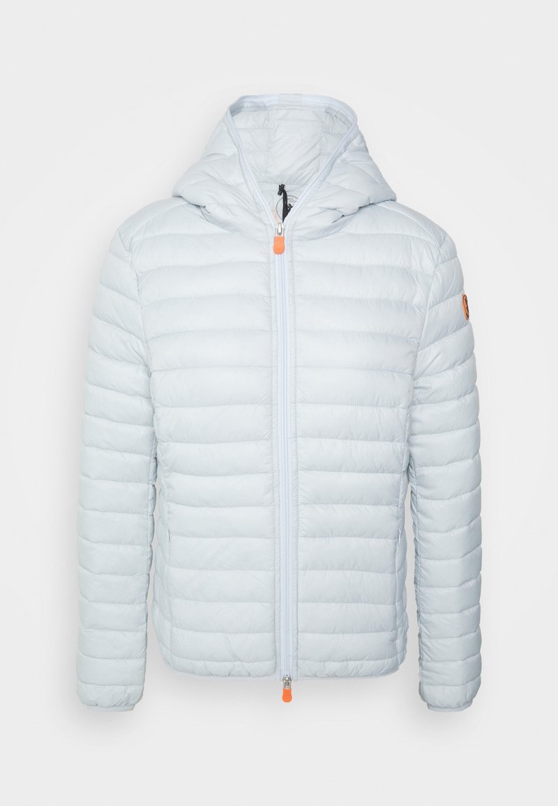 Lysegrå quiltet dunjakke med hætte, lynlås foran med orange trækflapper og et lille rundt mærke på venstre ærme.