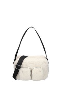 Witte fluffy tas met twee voorzakken met rits, verstelbare zwarte schouderband en een textuur die lijkt op schapenvacht. Zilveren hardware accenten.