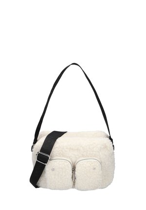 Witte fluffy tas met twee voorzakken met rits, verstelbare zwarte schouderband en een textuur die lijkt op schapenvacht. Zilveren hardware accenten.