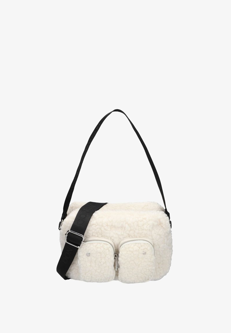 Witte fluffy tas met twee voorzakken met rits, verstelbare zwarte schouderband en een textuur die lijkt op schapenvacht. Zilveren hardware accenten.