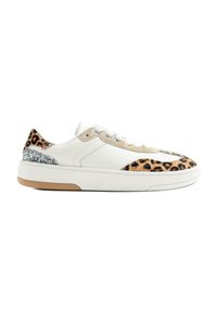 Zapatillas deportivas de cuero blanco con detalles de estampado de leopardo, panel de ante beige, tacón con purpurina plateada y suela de goma. Parte superior texturizada, diseño con cordones.