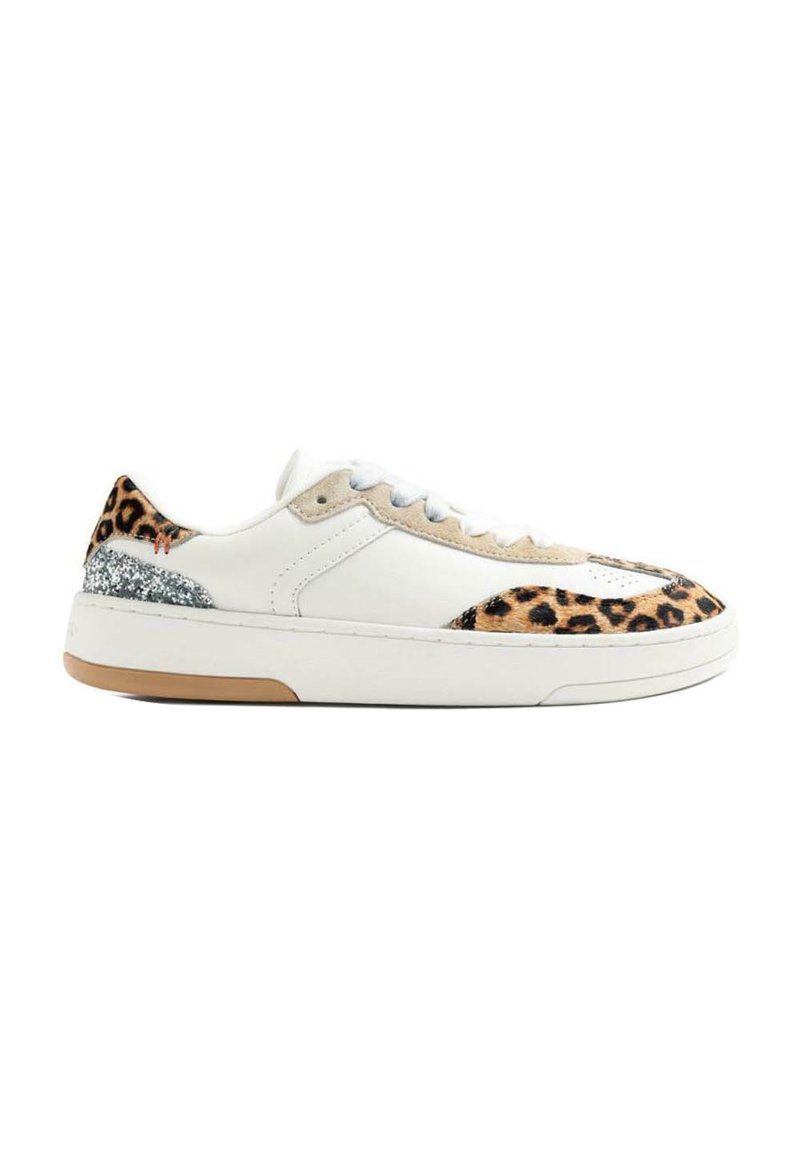 Zapatillas deportivas de cuero blanco con detalles de estampado de leopardo, panel de ante beige, tacón con purpurina plateada y suela de goma. Parte superior texturizada, diseño con cordones.