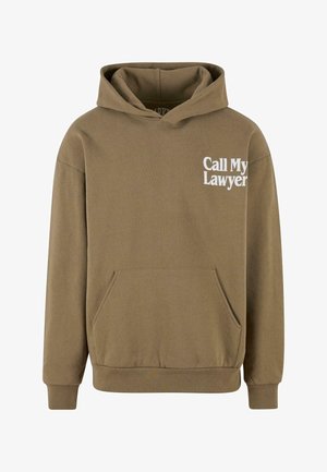 Brūns kapuces džemperis ar priekšējo kangaroo kabatu un baltu tekstu "Sazinies ar manu advokātu" kreisajā krūtīs. Mīksta auduma tekstūra.