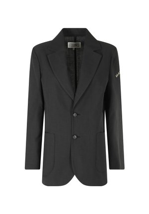 Blazer nero sartoriale con due bottoni, rever a incavo, tasche applicate frontali e piccolo dettaglio logo sulla manica destra.