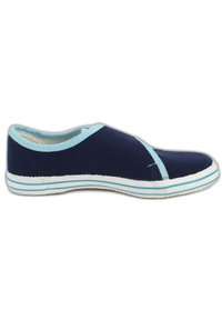 Segeltuch-Slipper in Marineblau mit türkisfarbenen Akzenten. Verfügt über eine runde Zehenpartie und eine gestreifte Gummi-Sohle in Weiß und Blau. Weiche Innenauskleidung.