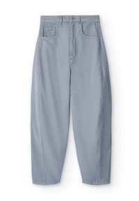 Lys grå denim bukser med løs pasform, der har en knaplukning, fem lomme design og kontrastsyninger langs sømmene.