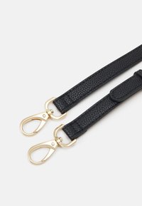 Correa de cuero negro con una superficie texturizada, con clips de metal dorado en cada extremo. Diseñada para sujeción a bolsos o accesorios.