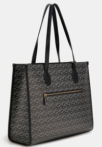 Borsa a tracolla nera con un motivo geometrico in rilievo. Presenta due manici lunghi e un taschino esterno con zip dorata.