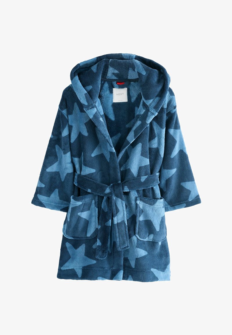 Peignoir bleu à capuche avec des motifs d'étoiles bleu clair, deux poches avant et une ceinture nouée à la taille sur fond blanc.